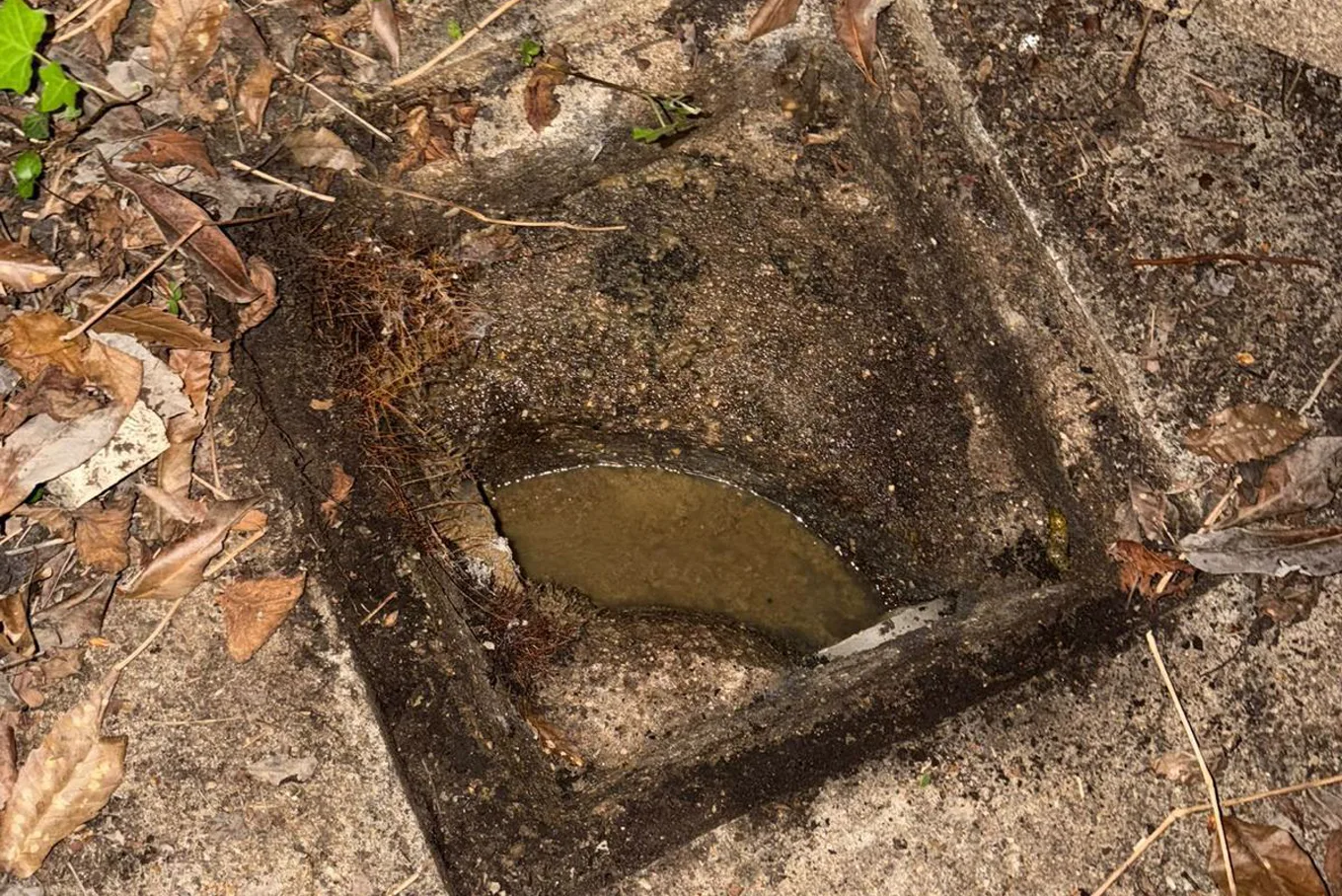Michel, plombier à Saint-Denis, reprenant un raccord d'eau sous un évier
