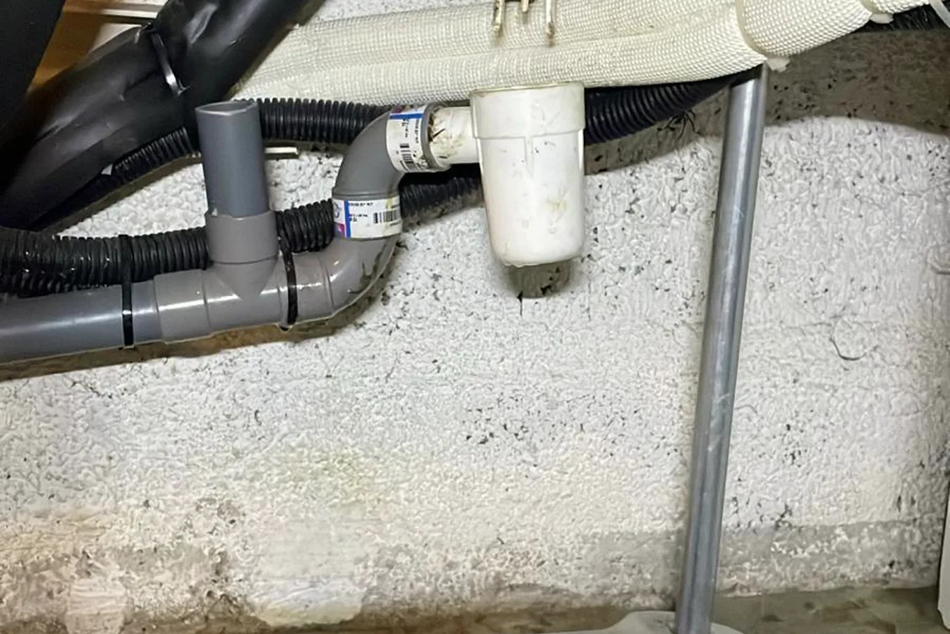 Plombier posant un mitigeur sur un lavabo à Noisy-le-Grand