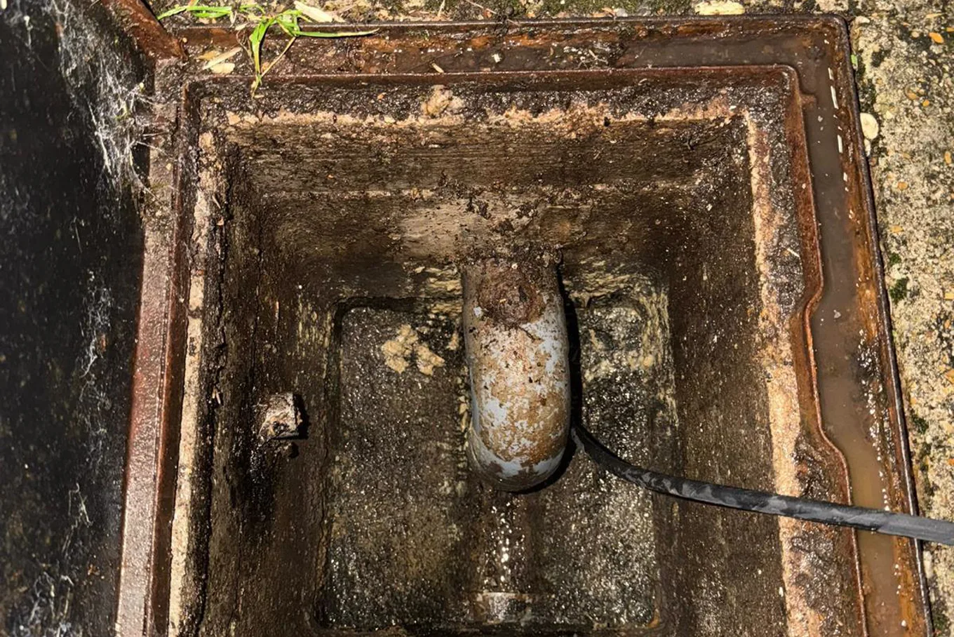 Plombier contrôlant le groupe de sécurité d'un chauffe-eau à Aubervilliers