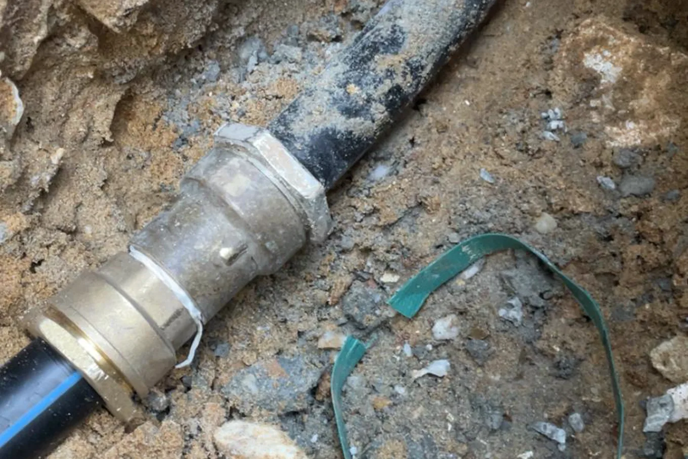 Plombier localisant une fuite sous un lavabo à Aulnay-sous-Bois