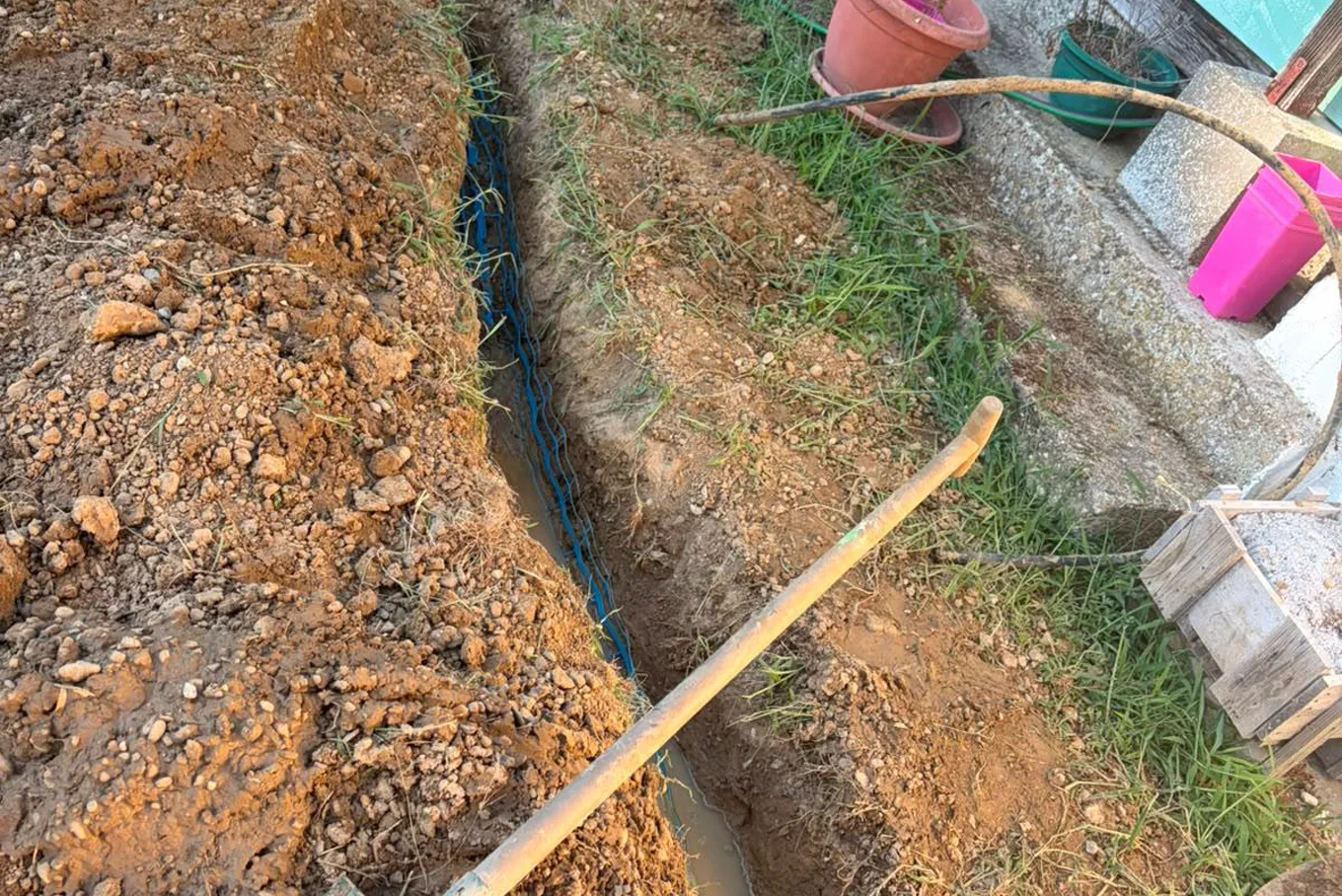 Plombier détartrant un chauffe-eau lors d'un entretien à Drancy
